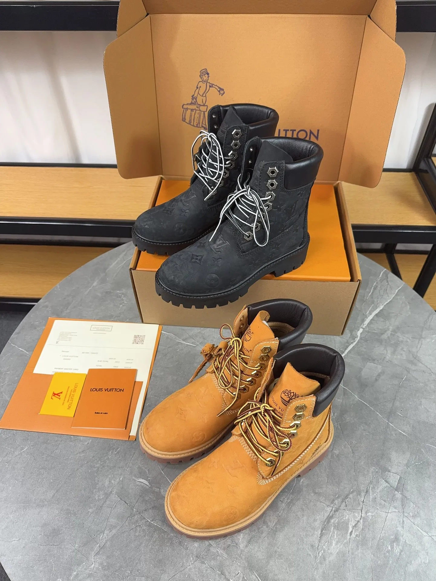 Couple model 💰700 ❤️Top version: Couple model LV x Timberland Timberland joint model Presbyopia Embossed Rhubarb boots Ankle boots Short boots LV x Timberland ankle boots are made of Monogram embossed waterproof nubuck cow leather, relying on the brand's exquisite craftsmanship to carefully reshape the classic Timberland 6-inch boot shape in Italy, and make an eye-catching appearance in 2024 created by Pharrell Williams with American workwear style Autumn and winter menswear show. Monogram embossed tongue, original Timberland laces and outsole are exquisite details, and the leather label expresses the cooperation logo. Exquisite packaging at the delivery counter🛍📦 ▪️Material: Original customized imported first-layer cowhide ▪️Inner lining: Original customized leather lining/mesh lining ▪️Outsole: Original molded anti-slip rubber material ▪️Sole thickness: 3.5CM ▪️Size: Women's 35-40 Men's 39-46